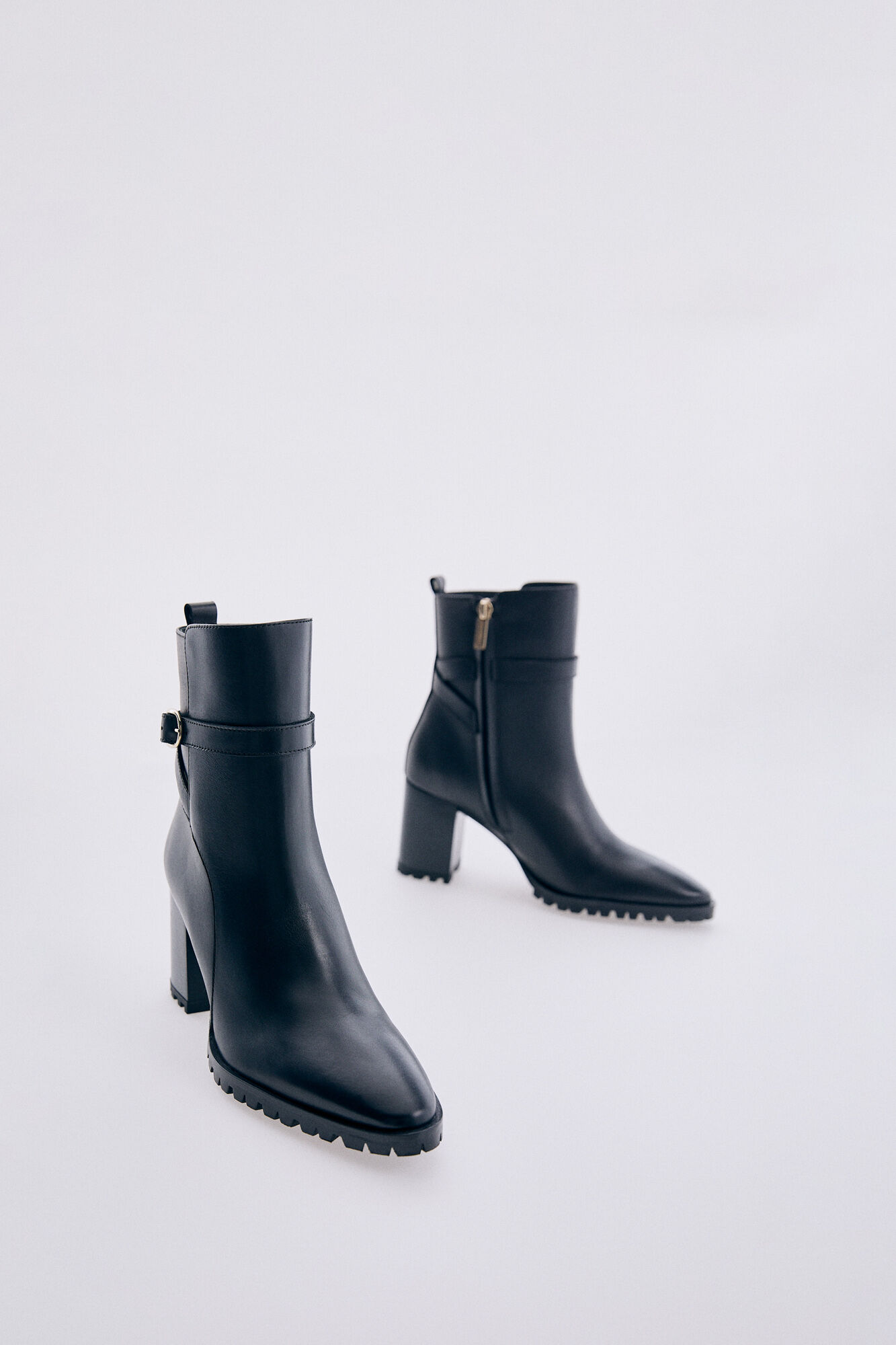 Pedro del Hierro Leather heeled ankle boot with track sole Black