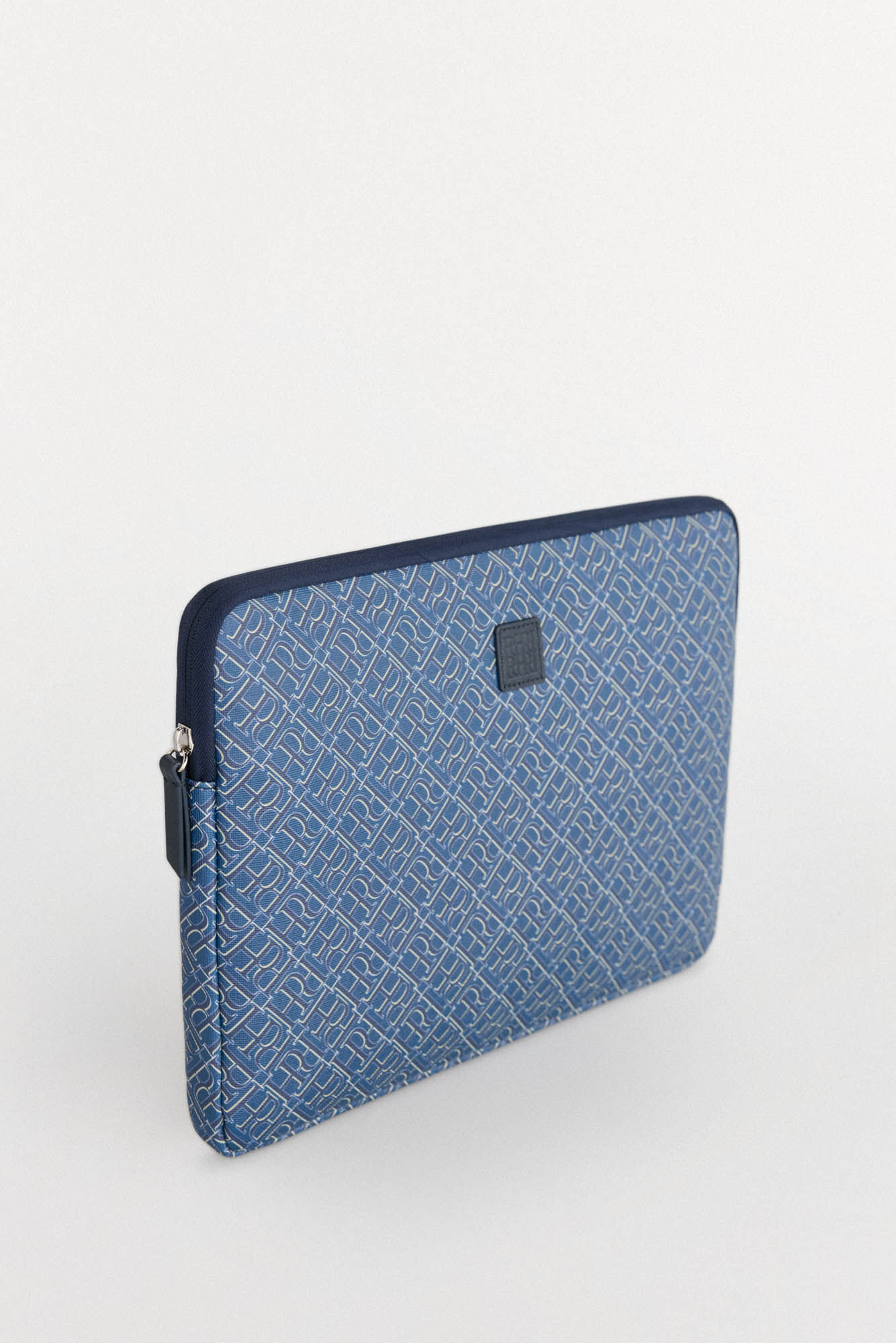 Pedro del Hierro Computer case