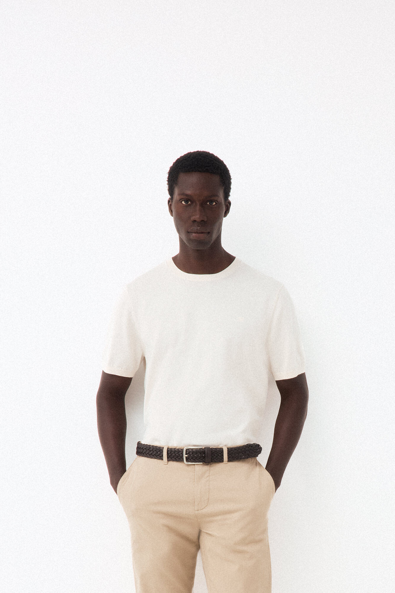 Pedro del Hierro <br>- Regular fit en cuello redondo<br>- Punto fino en 100% algod&oacute;n premium<br>- Manga corta<br>- Logo bordado en el pecho de PDH<br>- Al comprar nuestros productos de algod&oacute;n est&aacute;s apoyando nuestra inversi&oacute;n en la iniciativa Better Cotton. Este produc