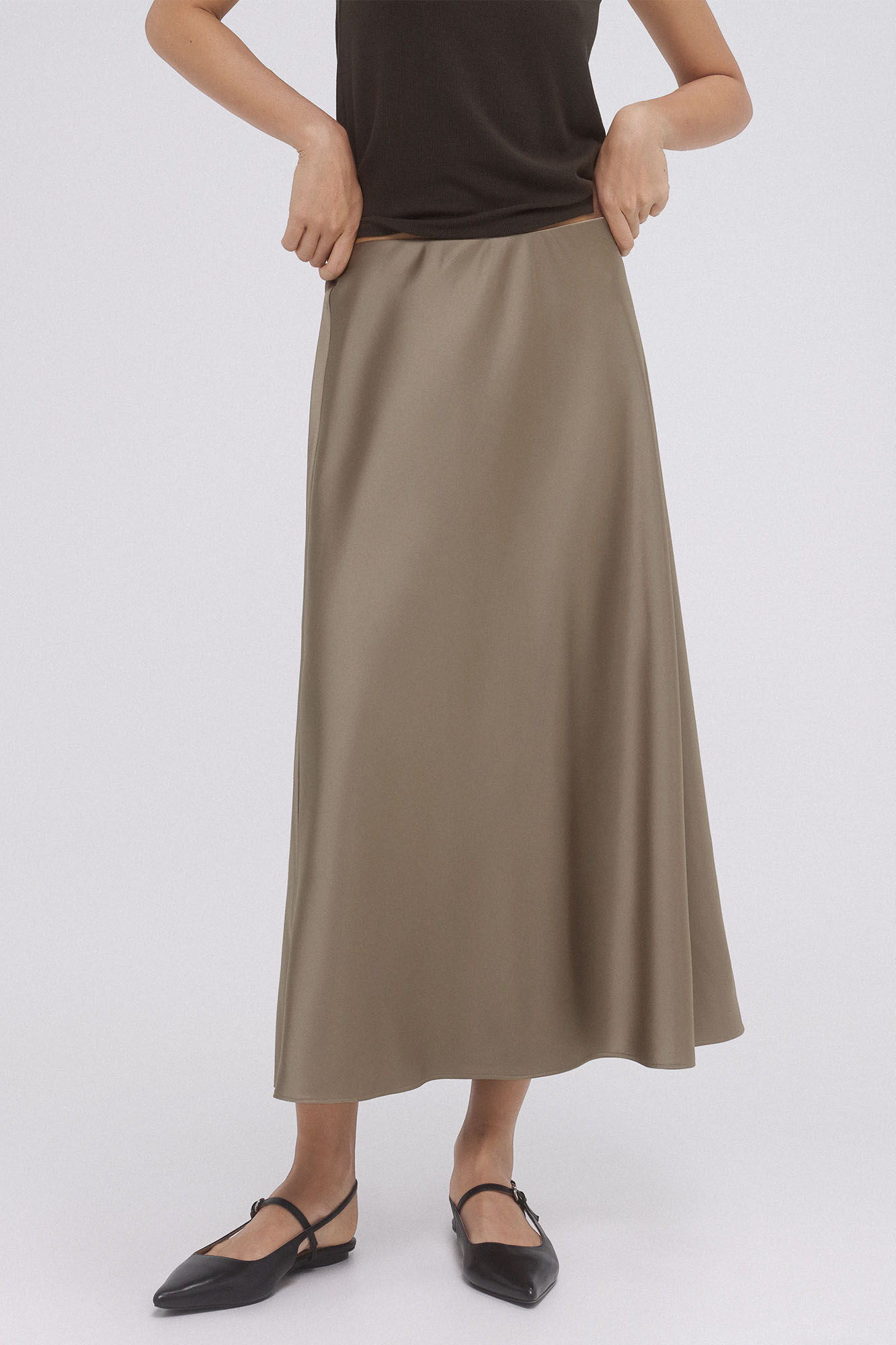 Pedro del Hierro Falda midi con vuelo satinada Beige