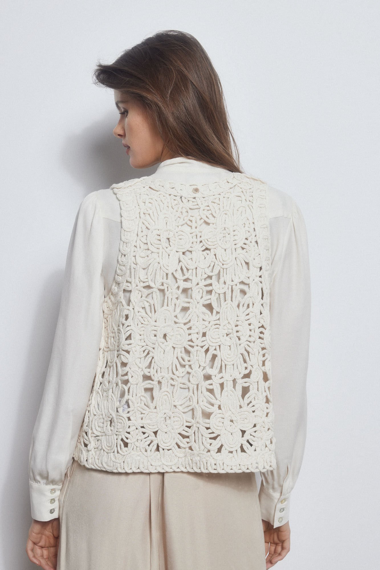 Pedro del Hierro Chaleco crochet Marr&oacute;n