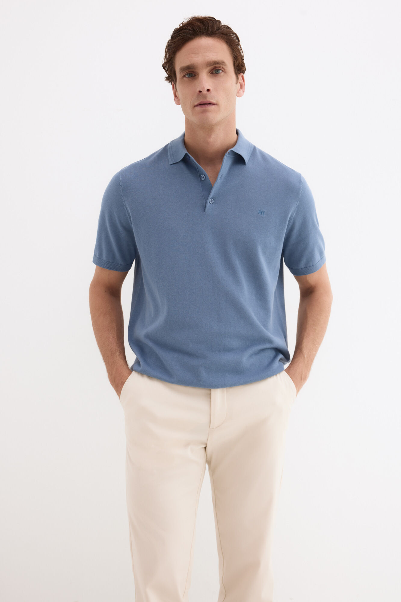 Pedro del Hierro <br>- Regular fit en cuello polo botones<br>- Punto fino en 100% algod&oacute;n premium<br>- Manga corta<br>- Logo bordado en el pecho de PDH<br>- Al comprar nuestros productos de algod&oacute;n est&aacute;s apoyando nuestra inversi&oacute;n en la iniciativa Better Cotton. Este p