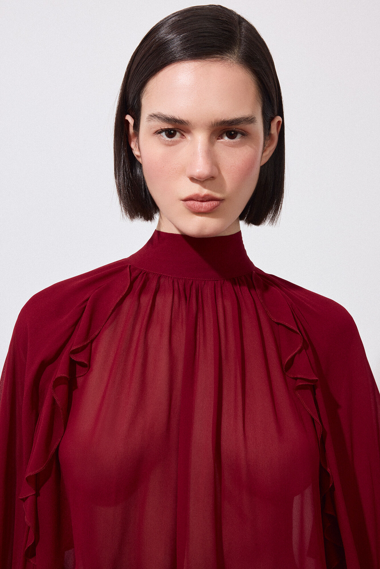 Pedro del Hierro Capa volantes lisa Burdeos