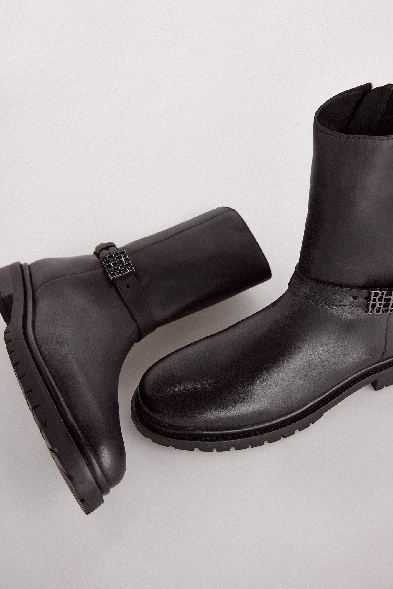 Pedro del Hierro Bota de cano curto de pele com fivela de logo