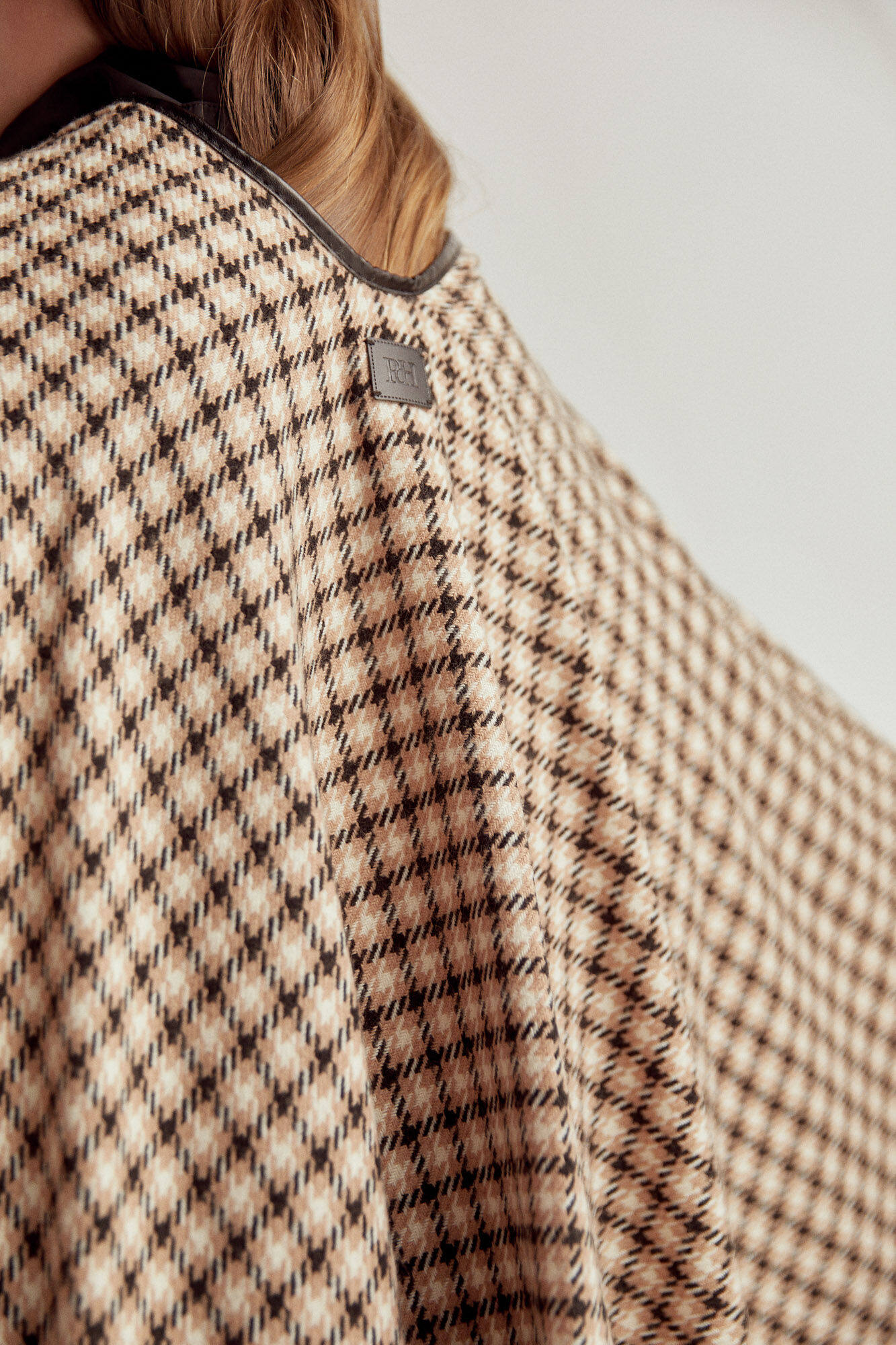 Pedro del Hierro Cockpaw poncho Beige