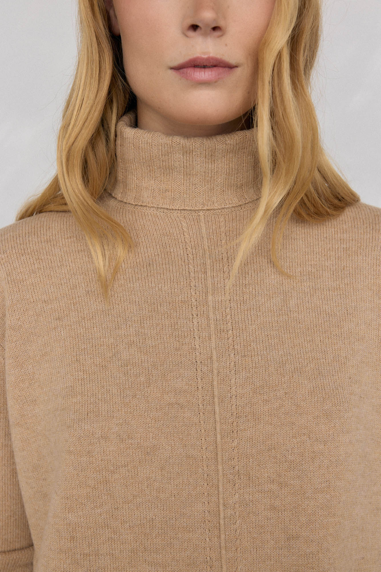 Pedro del Hierro Su&eacute;ter de l&atilde; com gola e costura central Beige