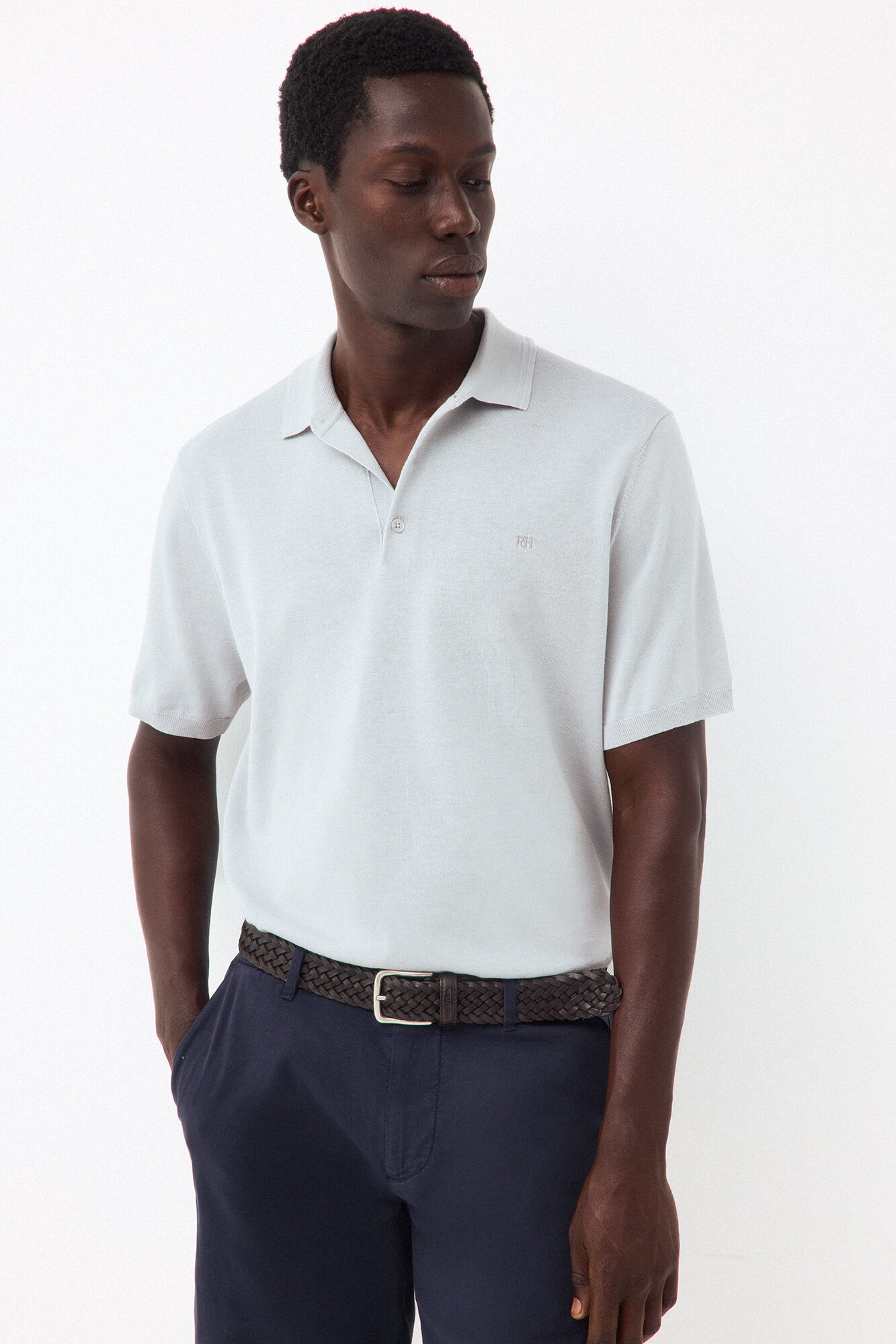 Pedro del Hierro <br>- Regular fit en cuello polo botones<br>- Punto fino en 100% algod&oacute;n premium<br>- Manga corta<br>- Logo bordado en el pecho de PDH<br>- Al comprar nuestros productos de algod&oacute;n est&aacute;s apoyando nuestra inversi&oacute;n en la iniciativa Better Cotton. Este p