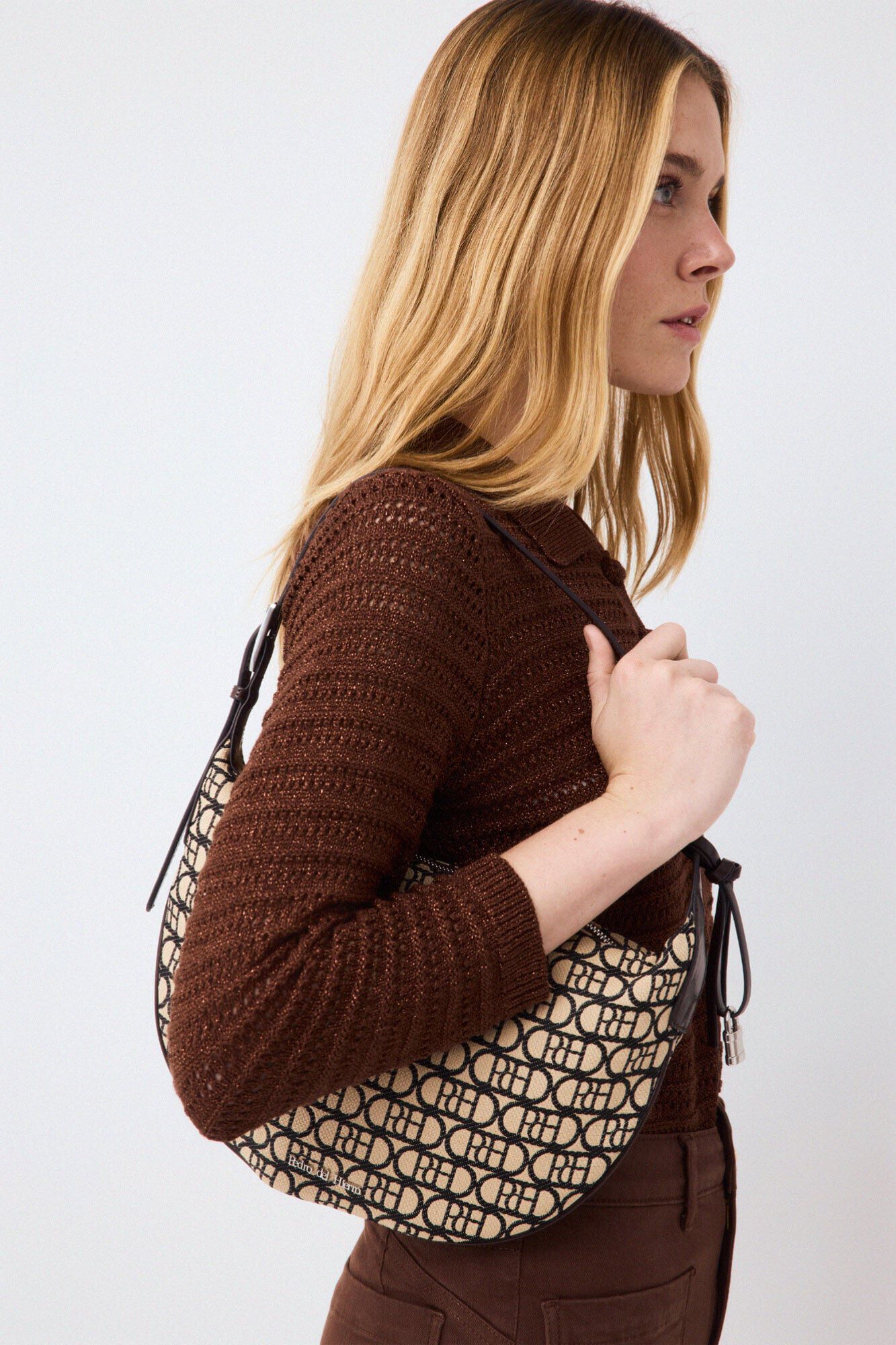Pedro del Hierro Bolso media luna logo