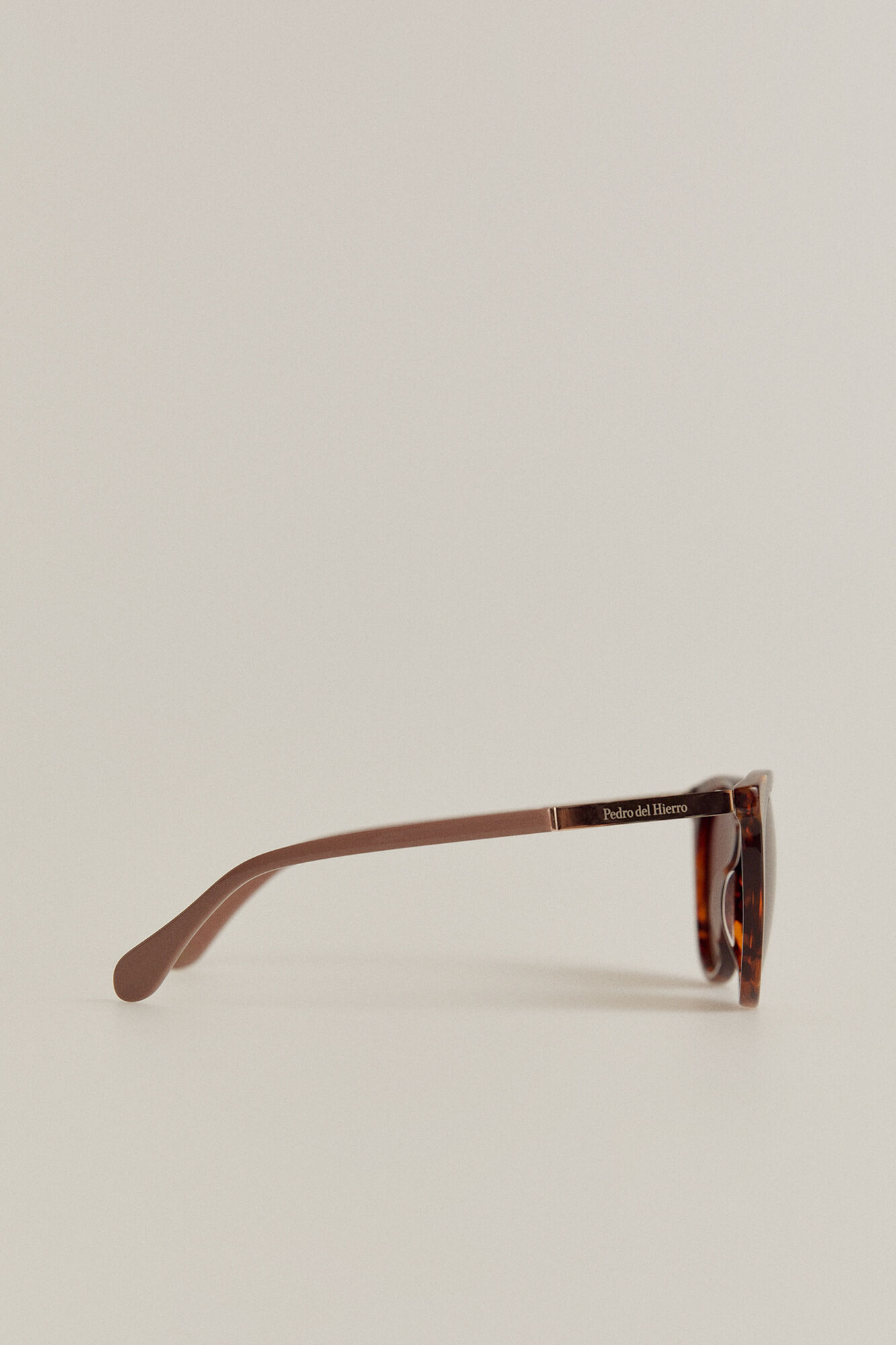 Pedro del Hierro Gafa carey b&aacute;sica con patilla rosa empolvado Marr&oacute;n