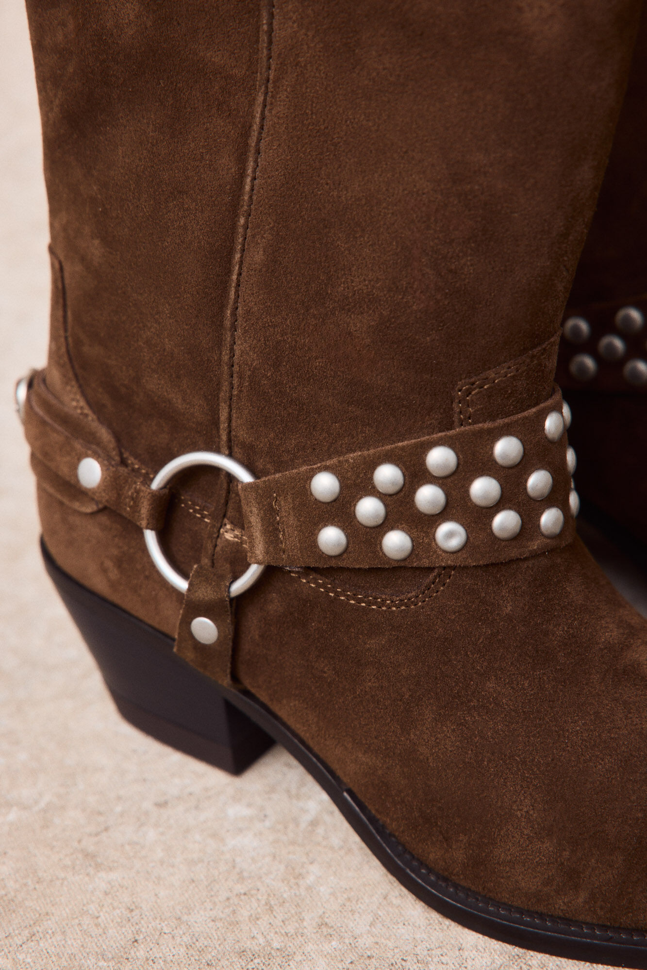Slowlove Bota piel estribo y tachas Marr&oacute;n oscuro