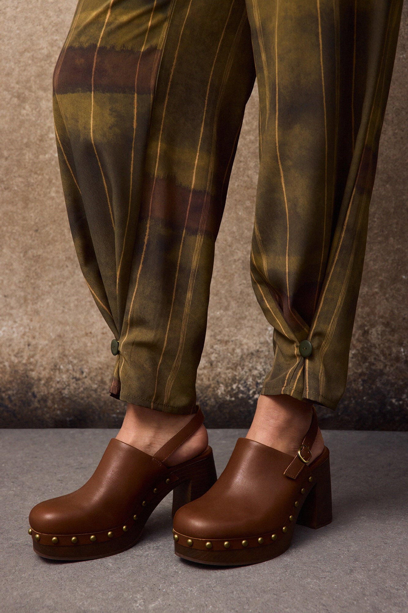 Slowlove Zueco de piel con tachas