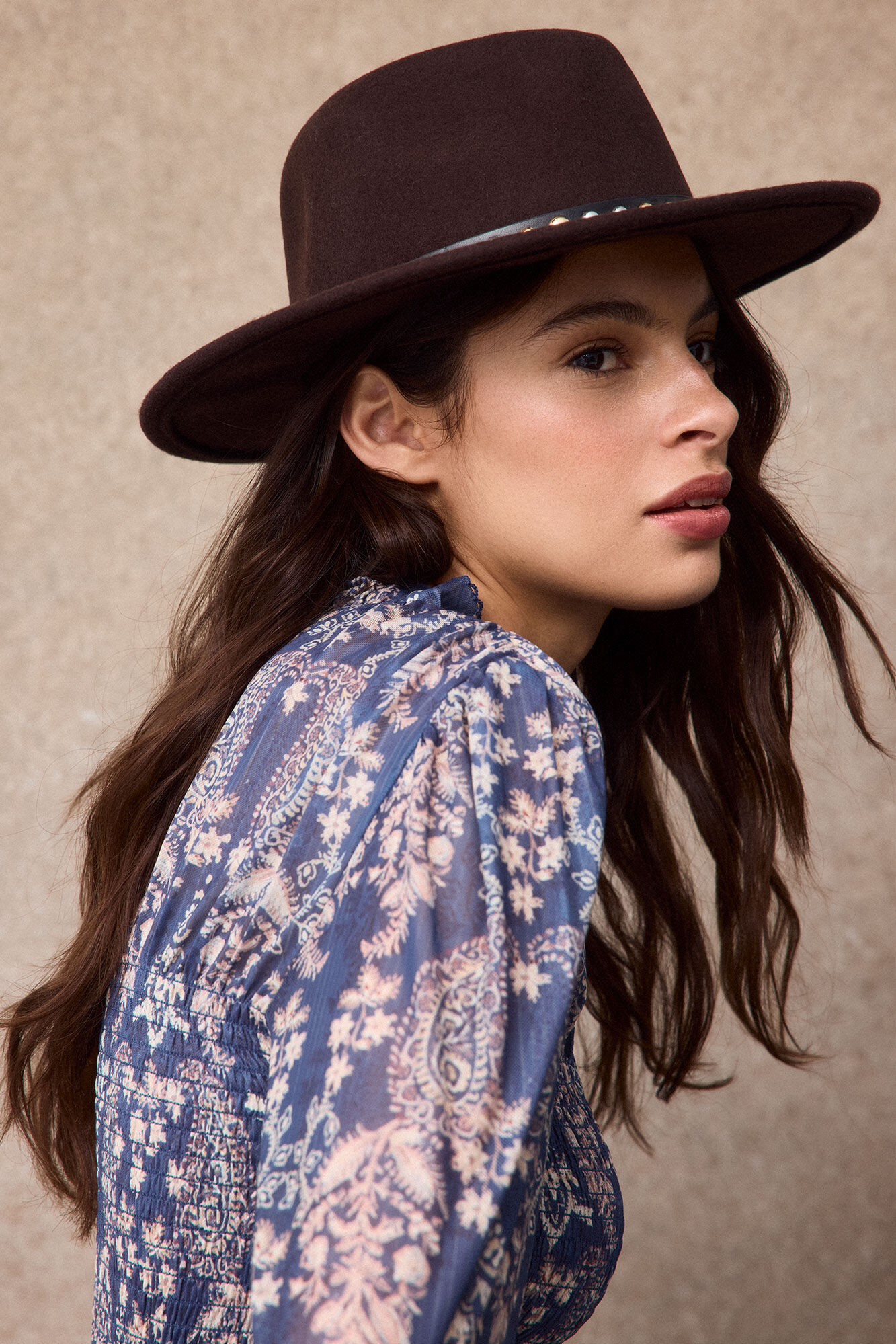 Slowlove Sombrero tachuelas Marr&oacute;n oscuro