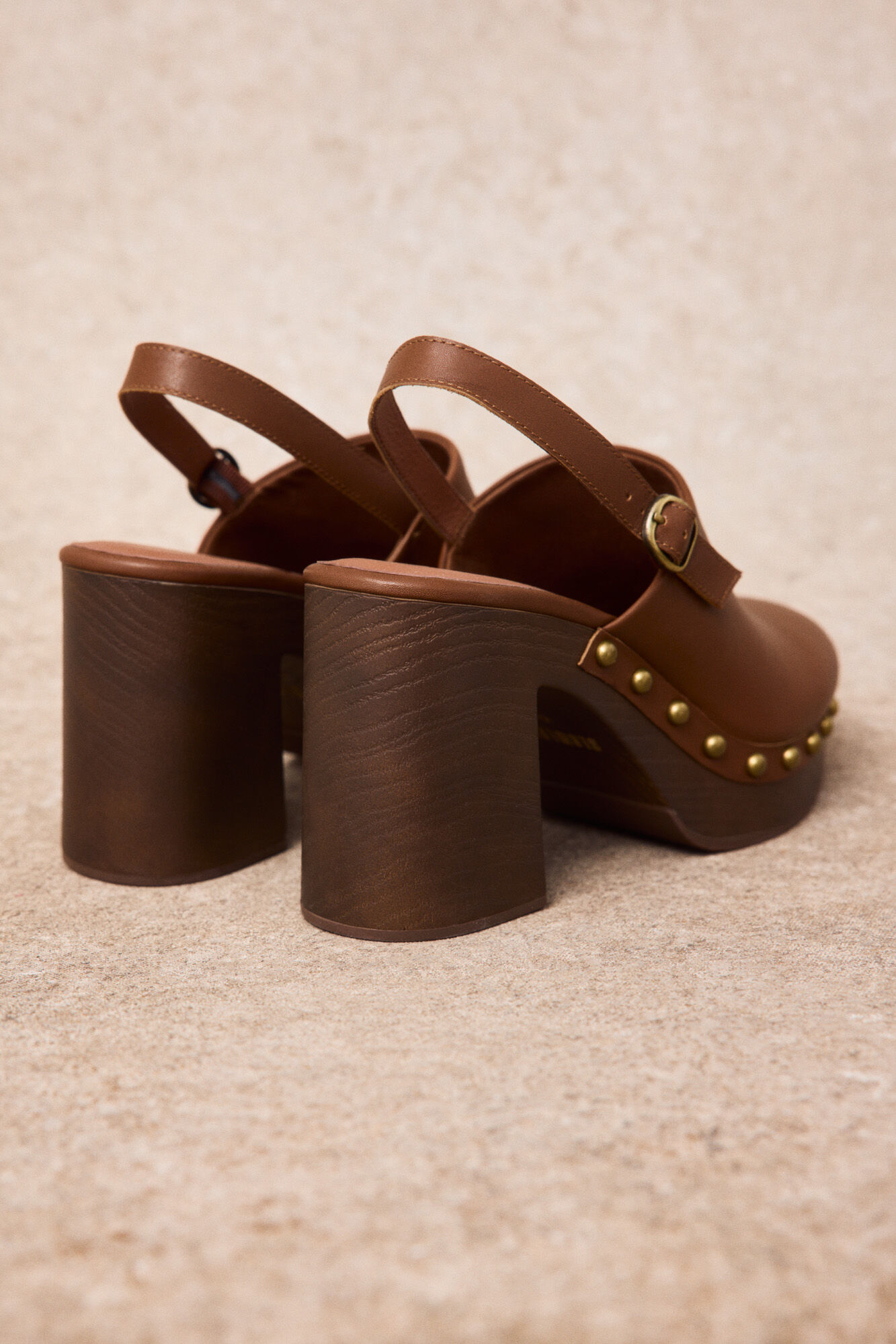 Slowlove Zueco de piel con tachas Marr&oacute;n