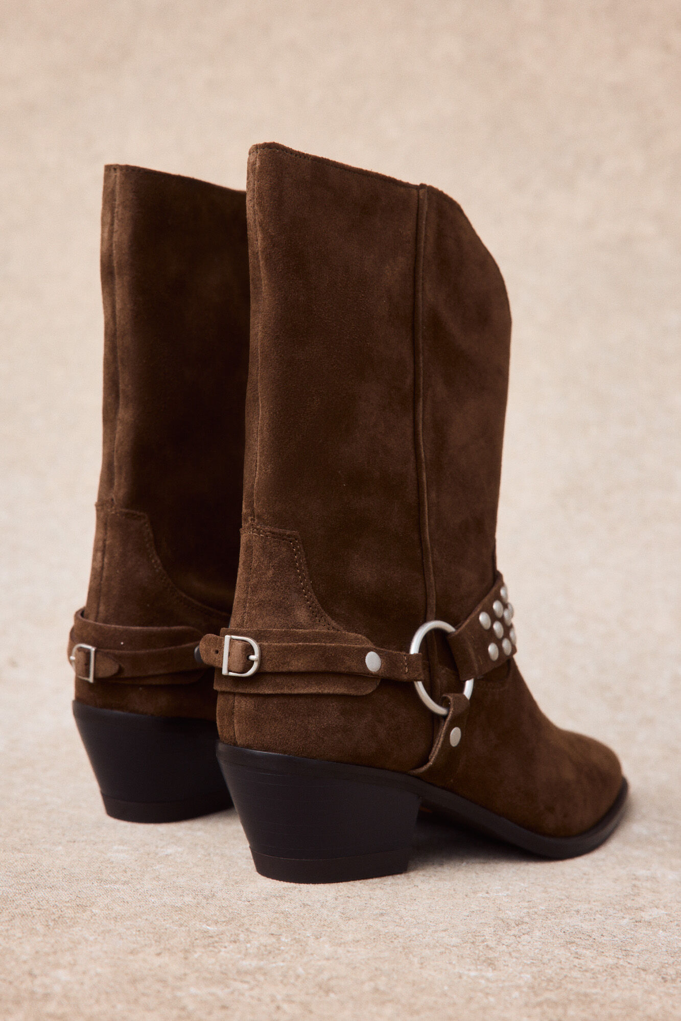 Slowlove Bota piel estribo y tachas Marr&oacute;n oscuro