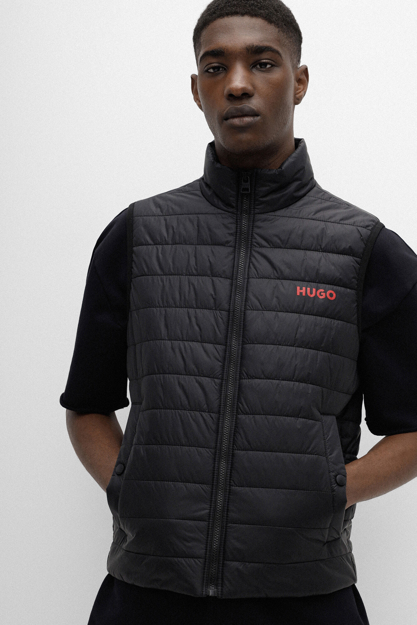 HUGO Chaleco acolchado repelente al agua con logo en contraste negro
