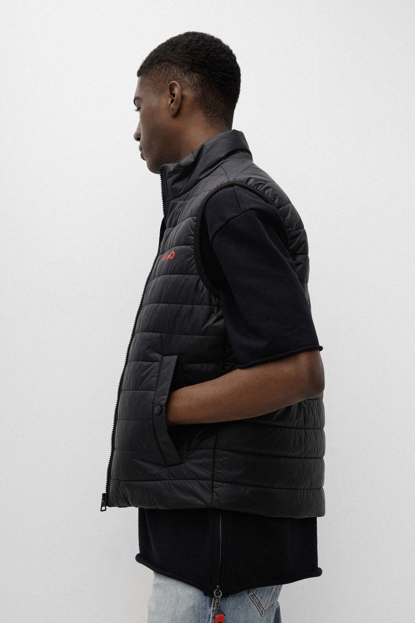 HUGO Chaleco acolchado repelente al agua con logo en contraste negro