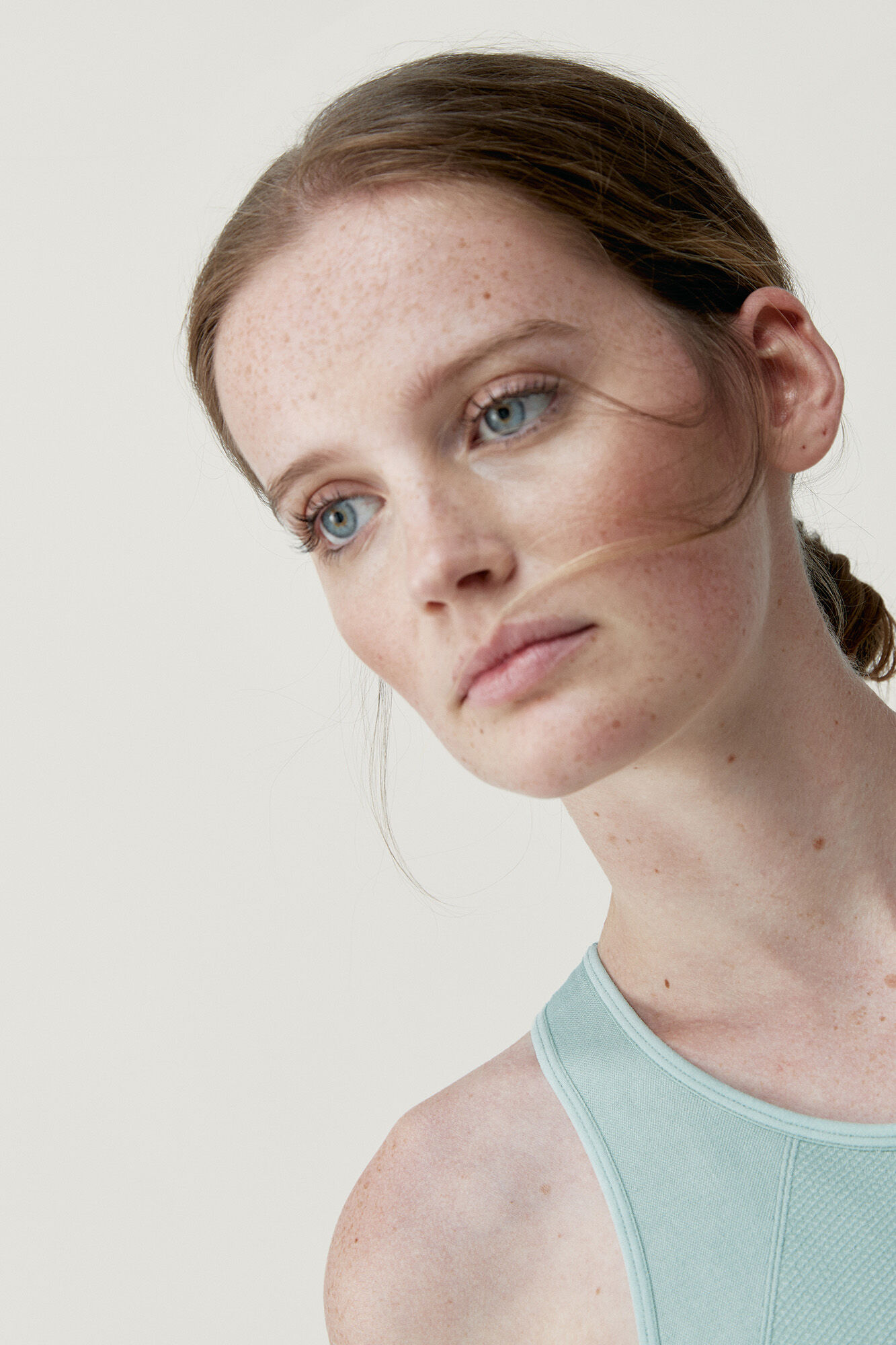 Born Living Yoga Top Keila Jade Grey kaki