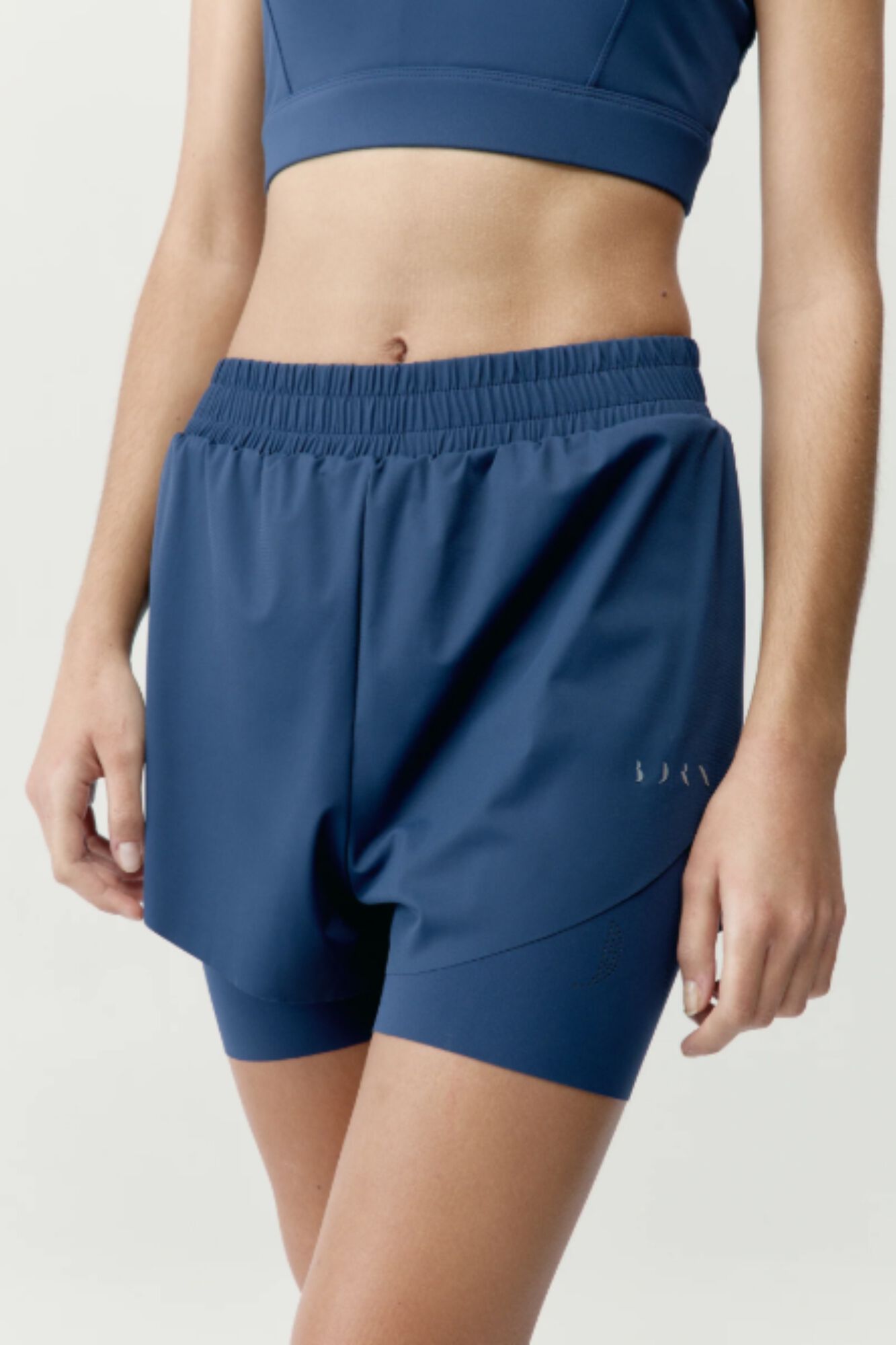 Born Living Yoga Pantal&oacute;n corto deportivo Bikila Azul marino