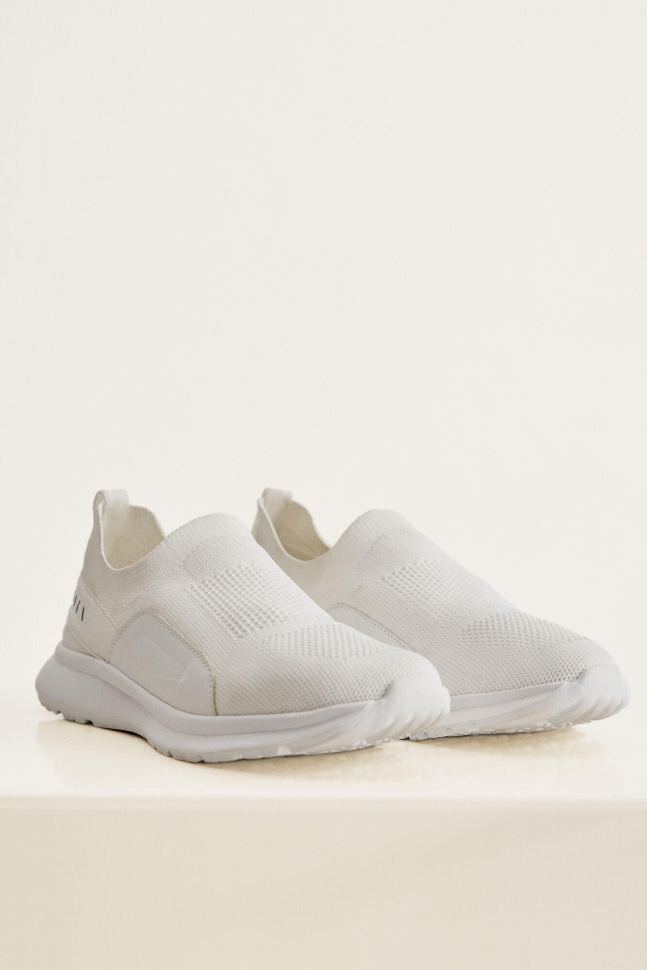 Born Living Yoga Sneakers Fly White blanco