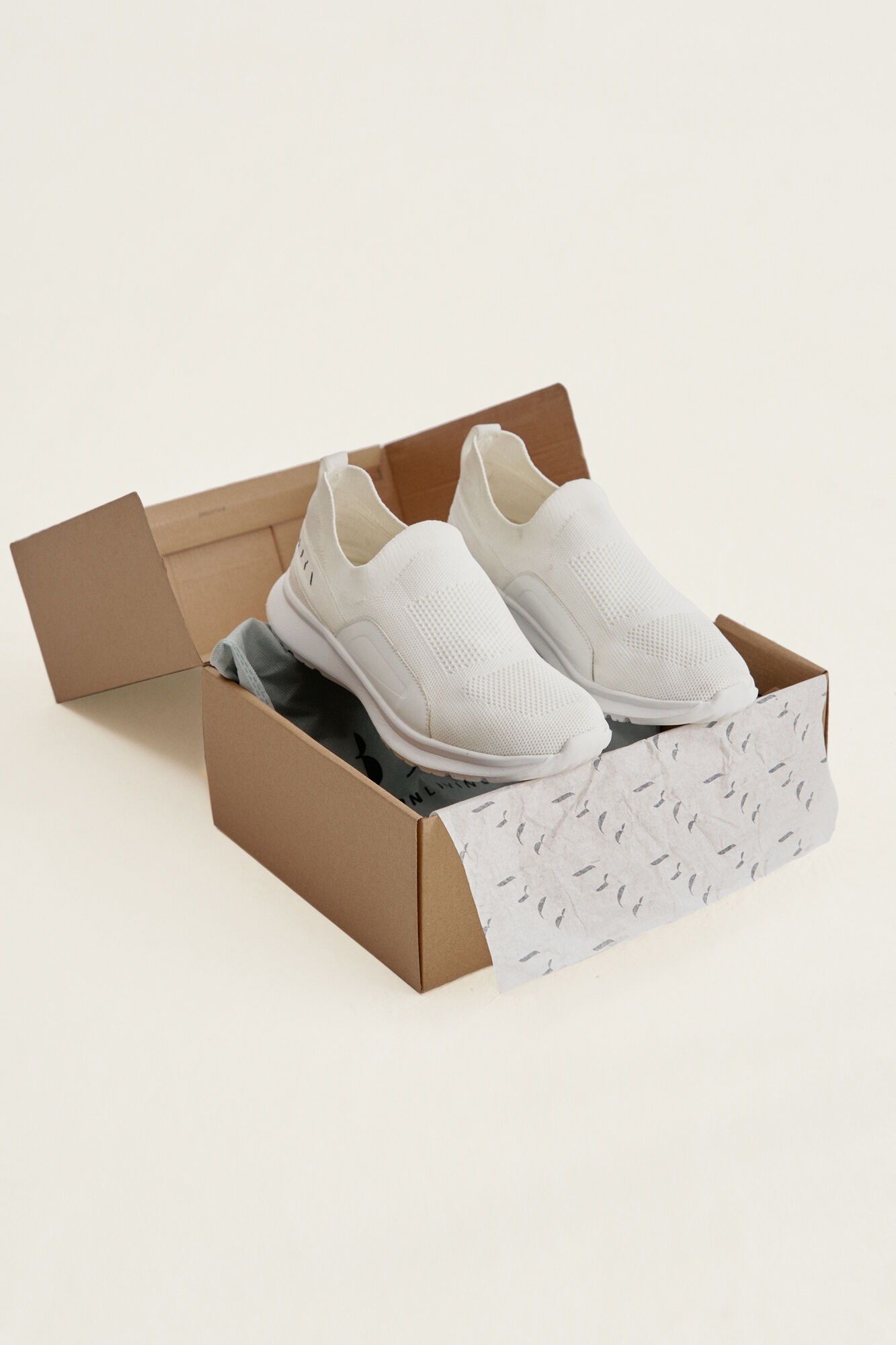 Born Living Yoga Sneakers Fly White blanco