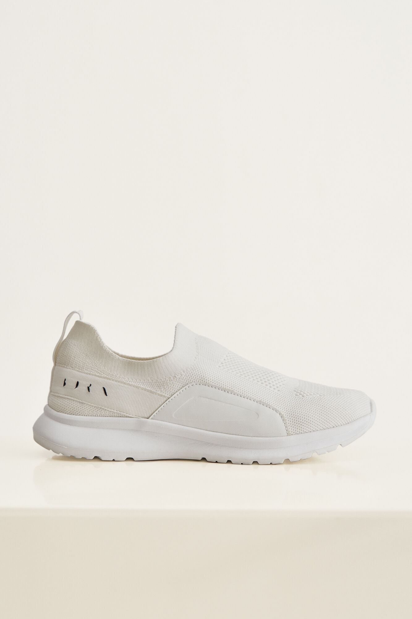 Born Living Yoga Sneakers Fly White blanco