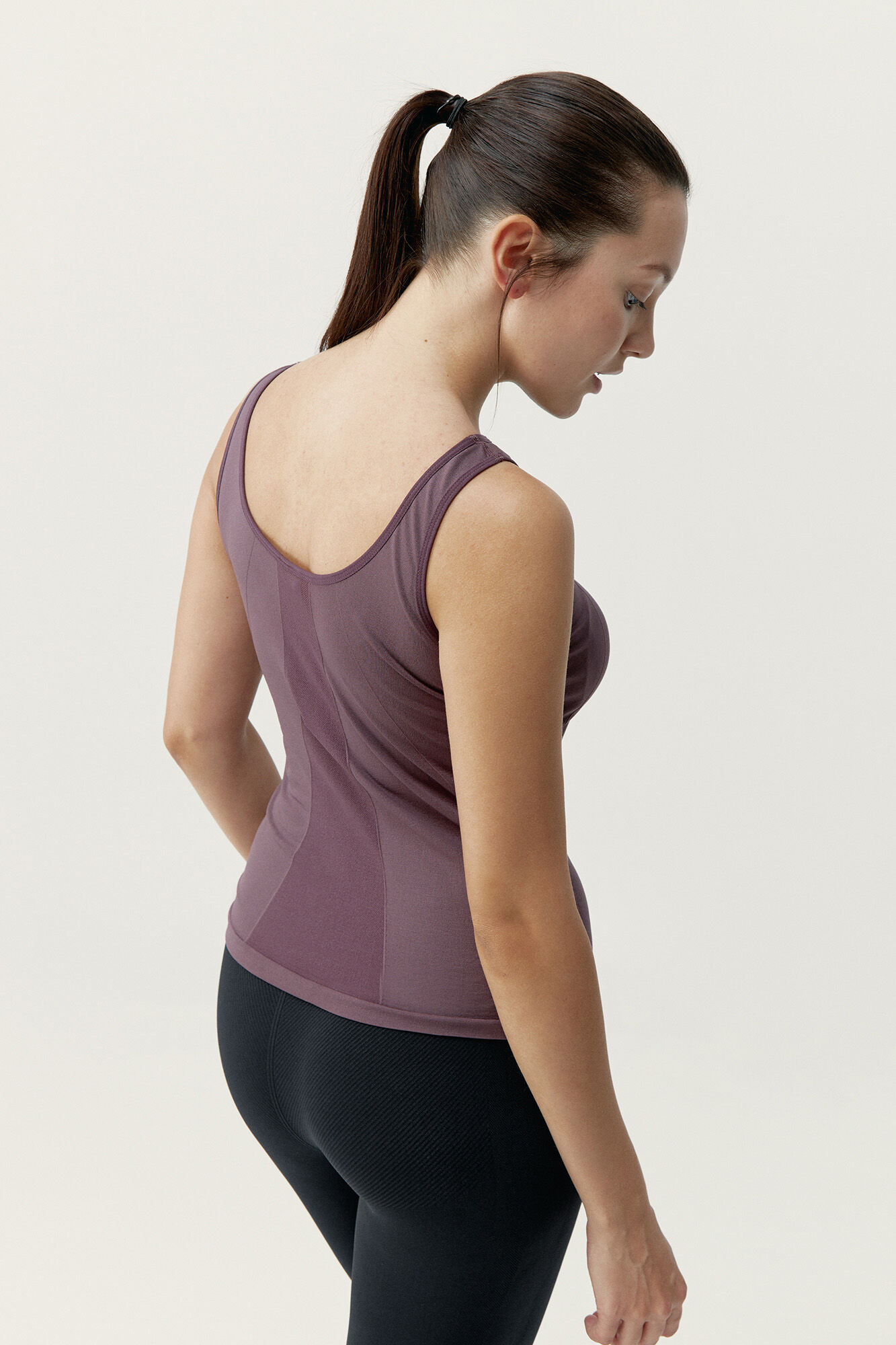 Born Living Yoga T-Shirt Yara Beet Plant burdeos