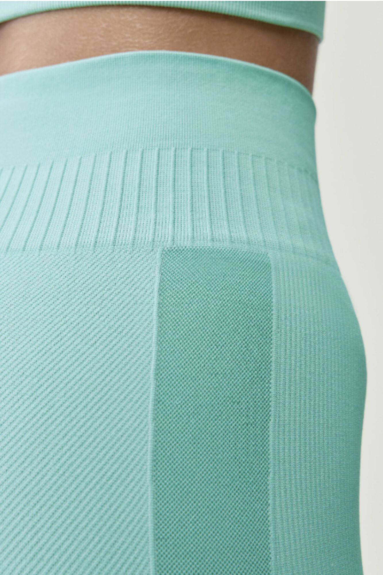 Born Living Yoga Pantalones cortos deportivos Eris azul claro azul