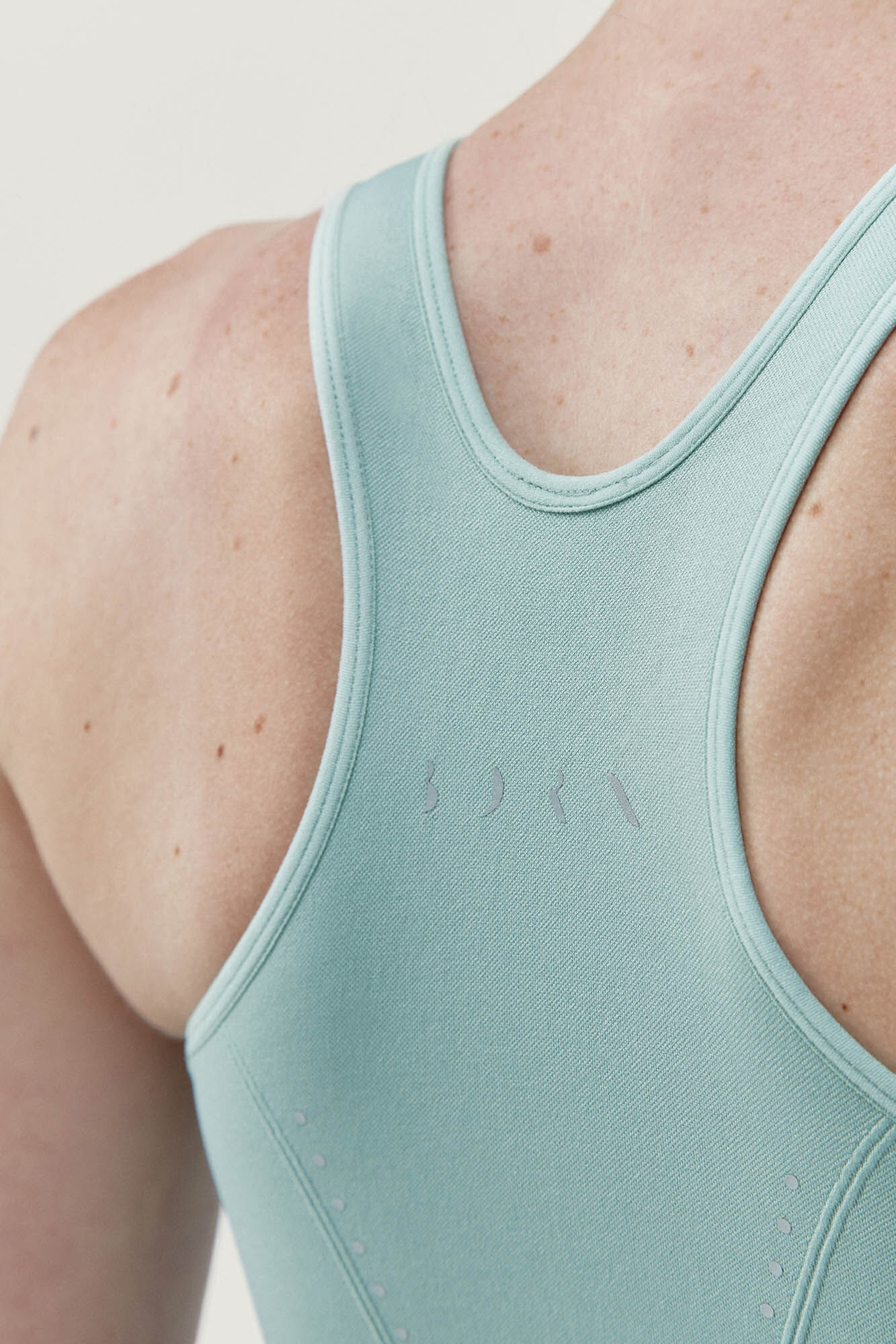 Born Living Yoga Top Keila Jade Grey kaki