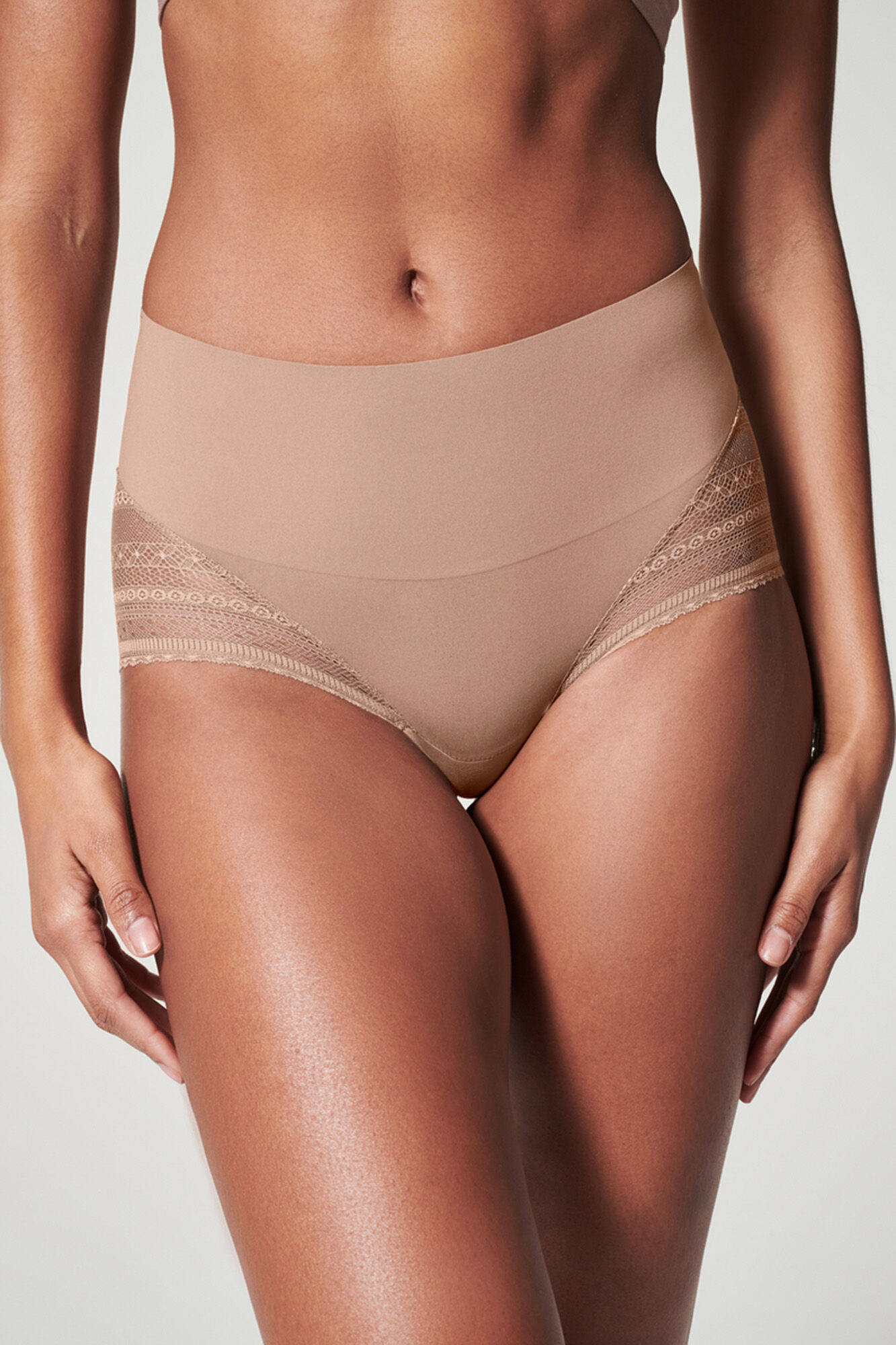 Spanx Braga invisible de talle alto con encaje geometrico