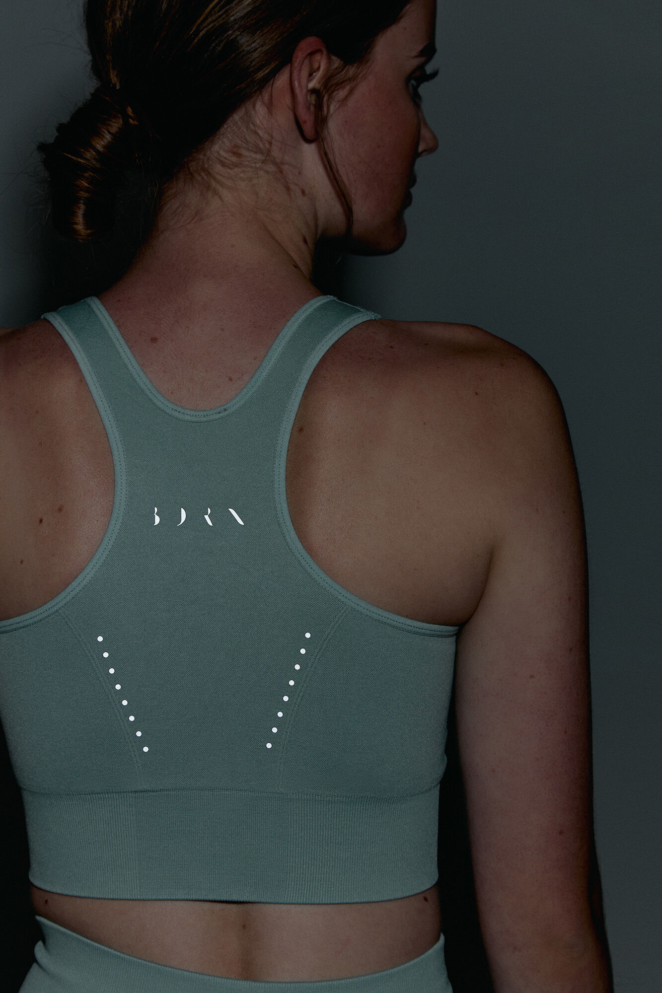 Born Living Yoga Top Keila Jade Grey kaki