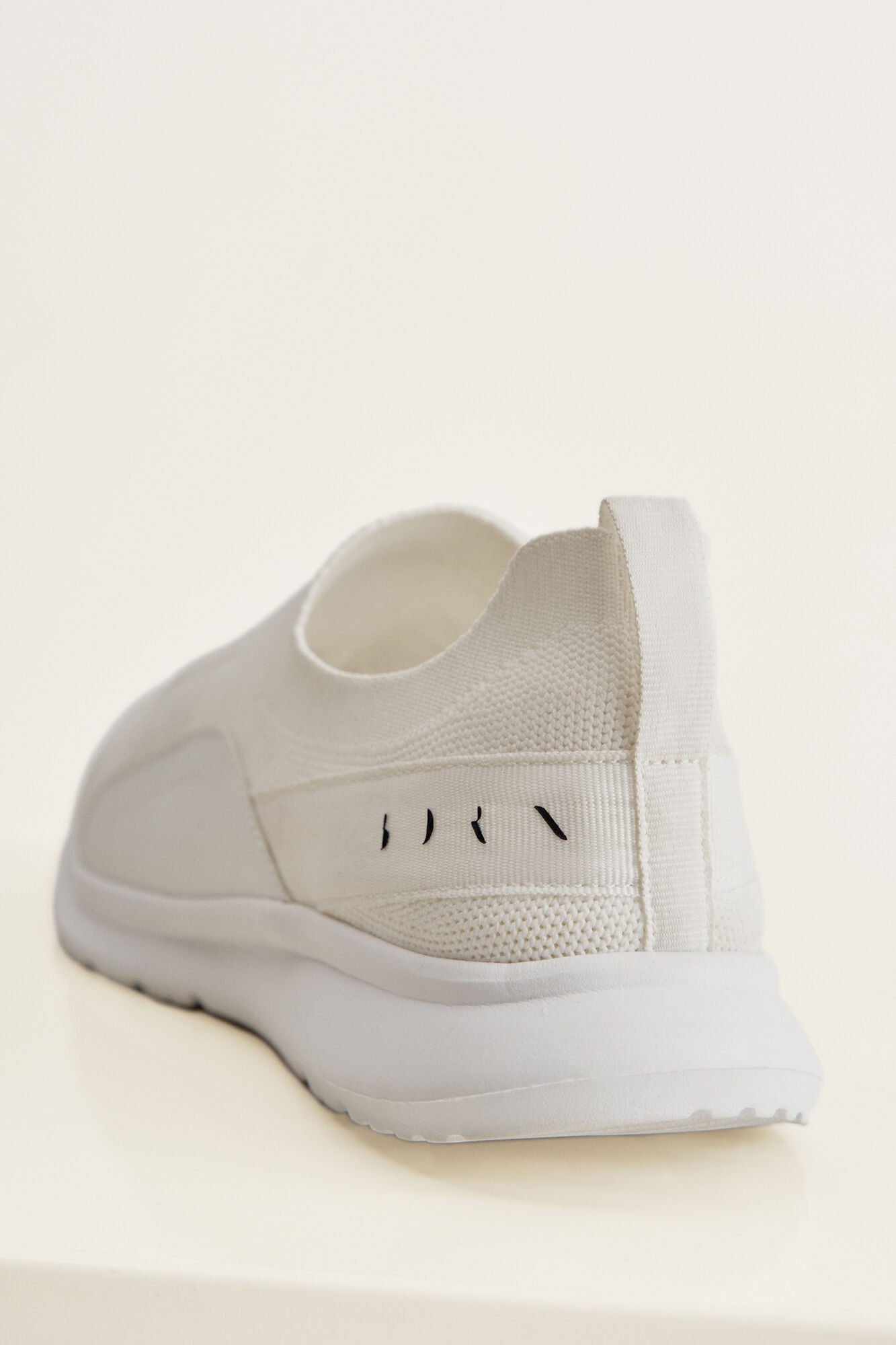 Born Living Yoga Sneakers Fly White blanco