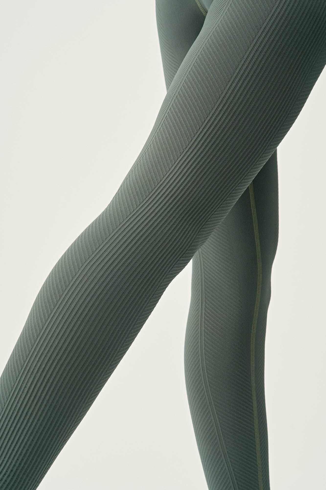 Born Living Yoga Hunter Sumita leggings green