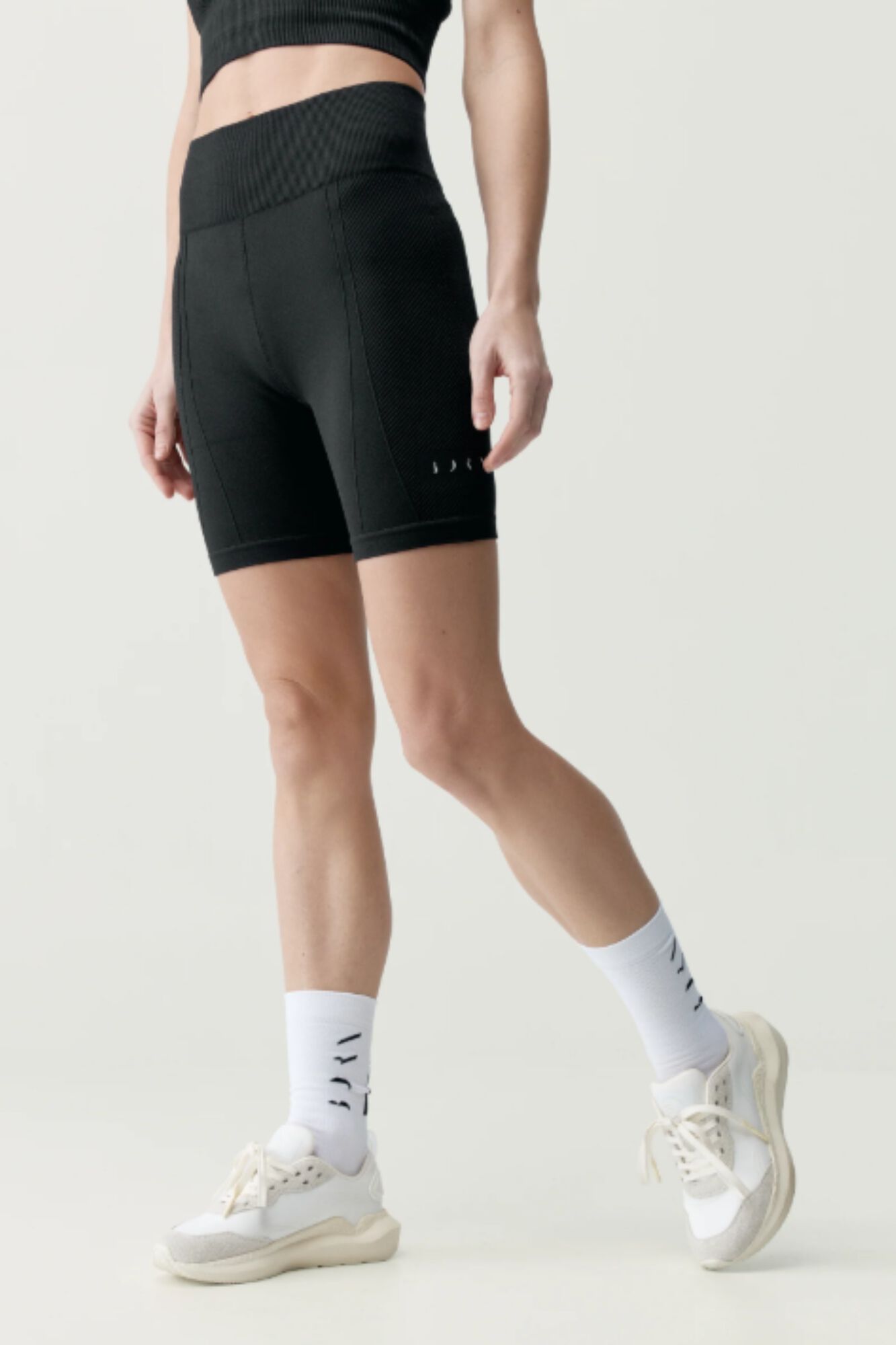 Born Living Yoga Pantal&oacute;n corto deportivo India Negro