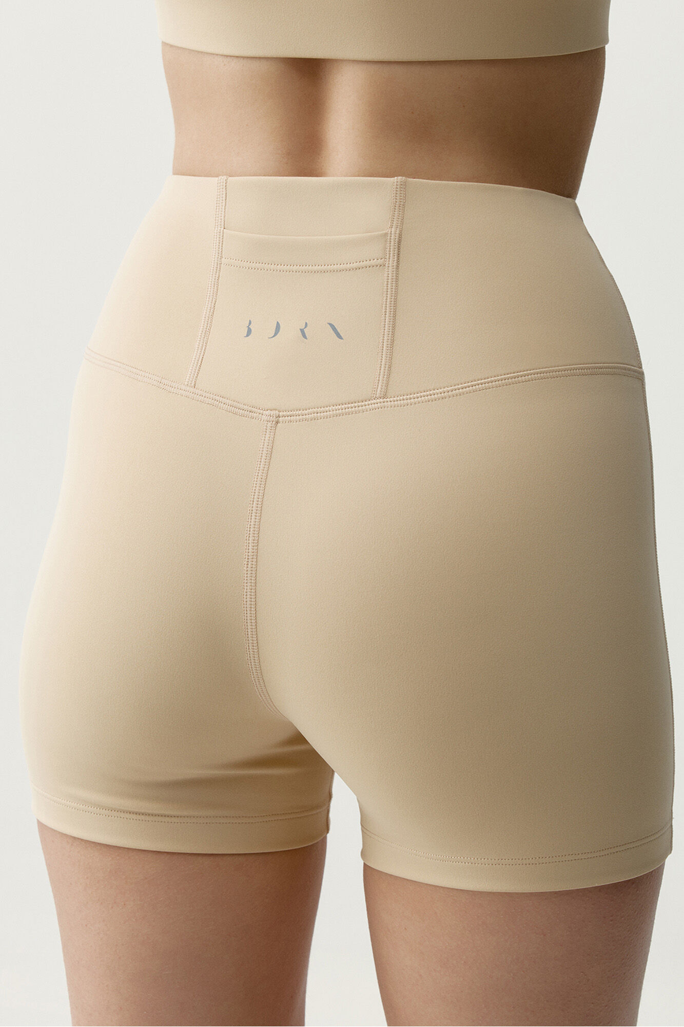 Born Living Yoga Pantal&oacute;n corto deportivo Deo beige