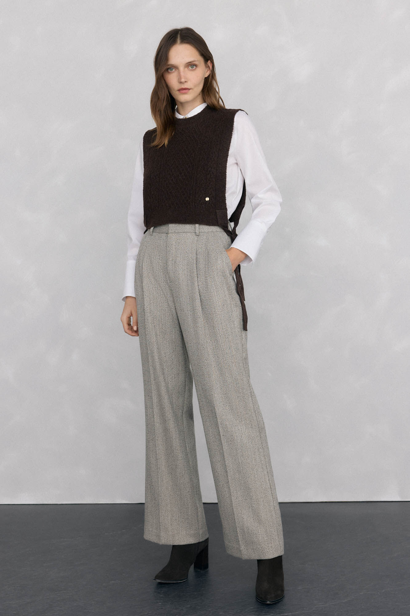 Conjunto de cal&ccedil;as, camisa e colete