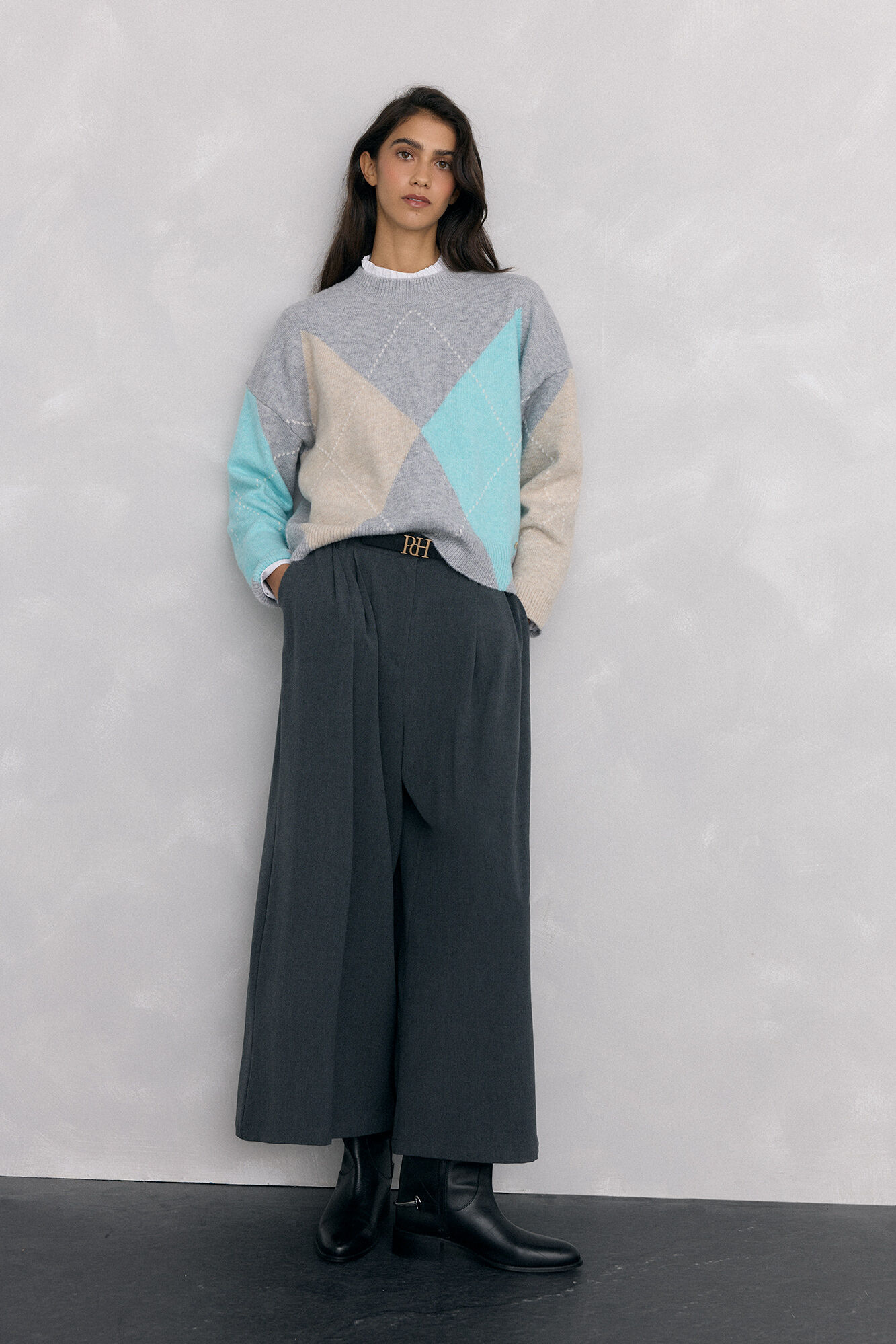 Conjunto de cal&ccedil;as, camisa e su&eacute;ter