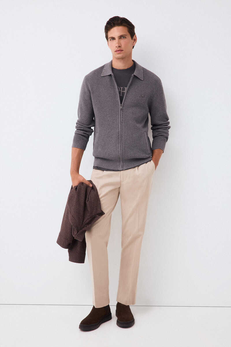 Chinos, t-shirt and fastening set