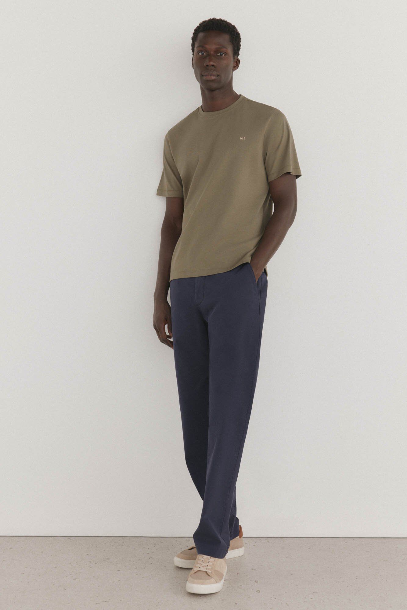 Conjunto de cal&ccedil;as e camisa