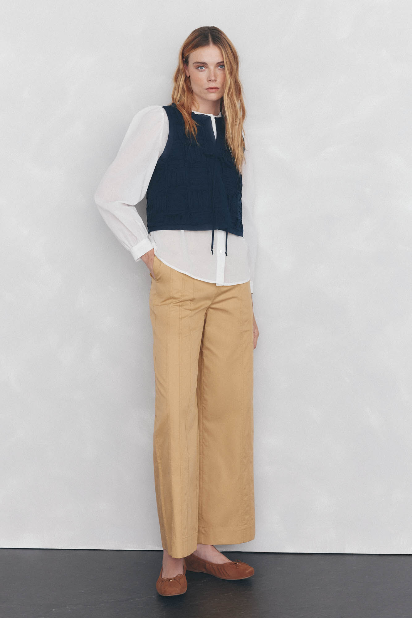 Conjunto de cal&ccedil;as, colete e blusa