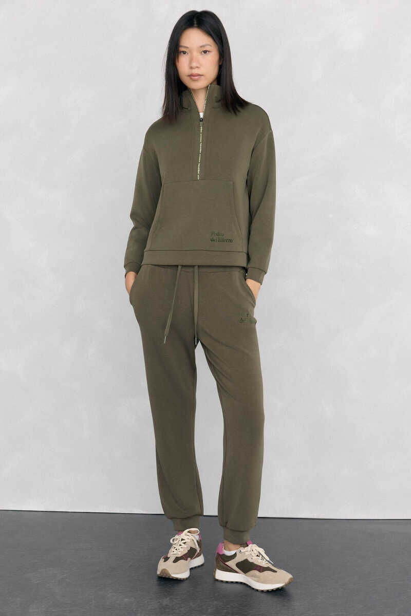 Conjunto de parka, sweatshirt e cal&ccedil;as