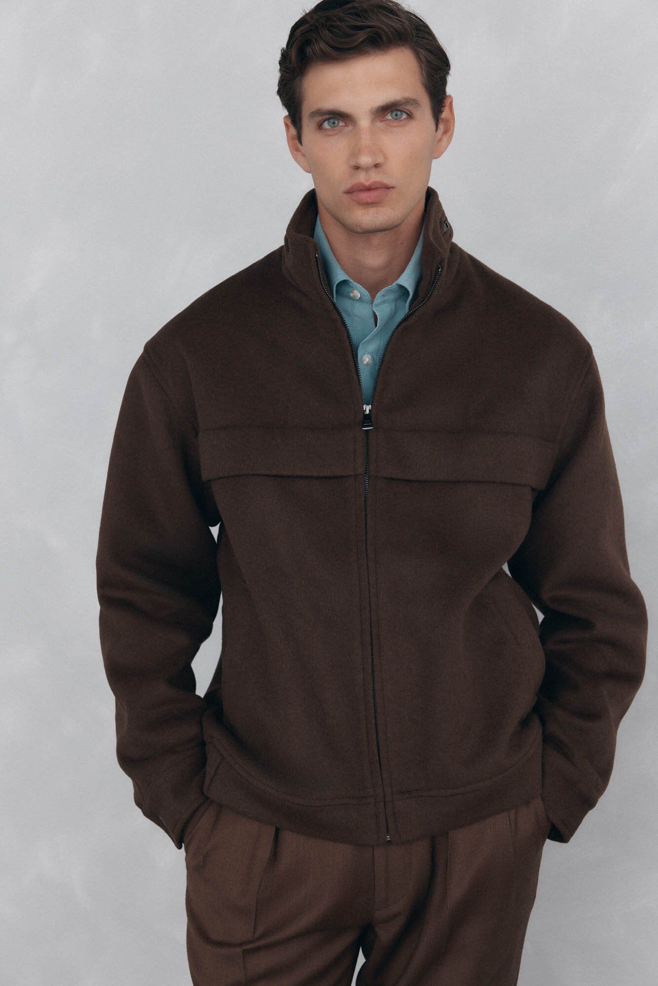 Conjunto de jaqueta e cal&ccedil;as