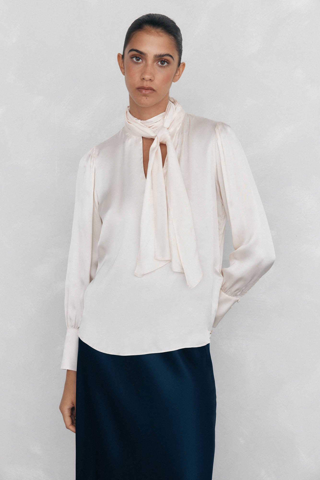 トップス THEREDTHREAD S satin bow tie blouse THEREDTHREAD / ザレッドスレッド】S satin bow tie blouse