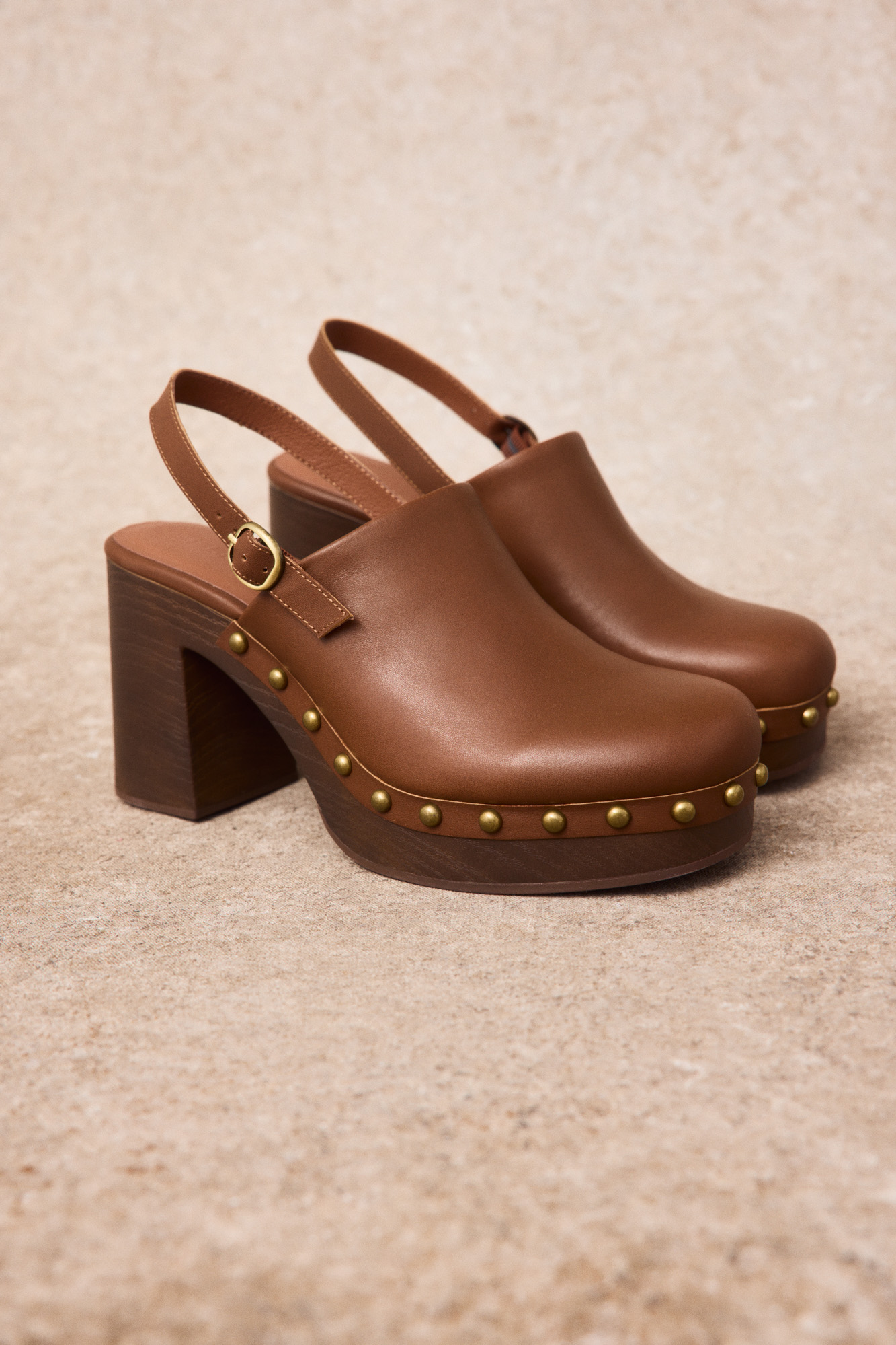 Zueco de piel con tachas